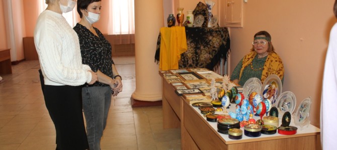 В Никольском районном Доме культуры проходит выставка, посвященная Году народного искусства и культурного наследия народов России