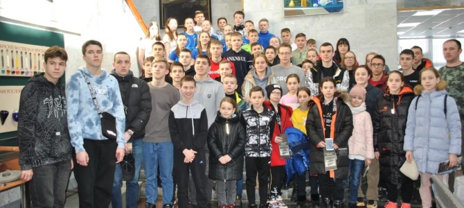 Музей стекла и хрусталя посетили юные спортсмены-пловцы из Донецка.